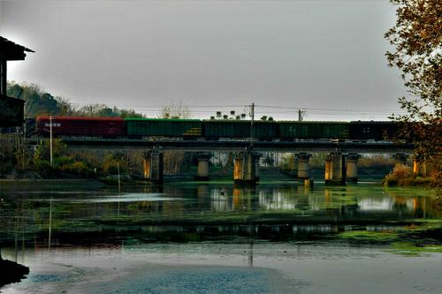 一列货车,正从汀泗河铁路大桥上通过