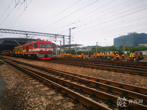 养护线路更换零件 京沪铁路南京段进行集中检修
